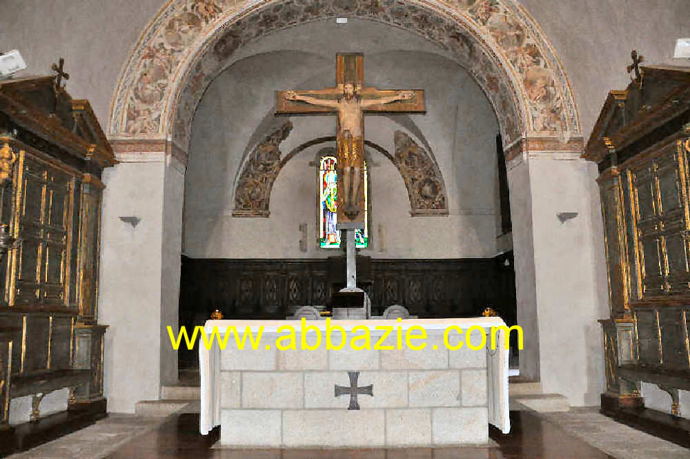 Abbazia di San Salvatore l'altare con il Crocifisso ligneo intagliato e policromoto - fine XII secolo