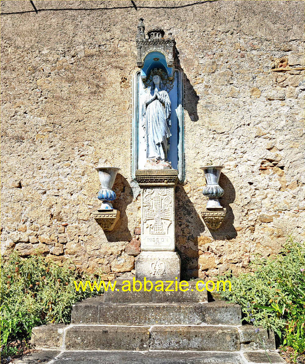 la statua di Notre-Dame di Lourdes